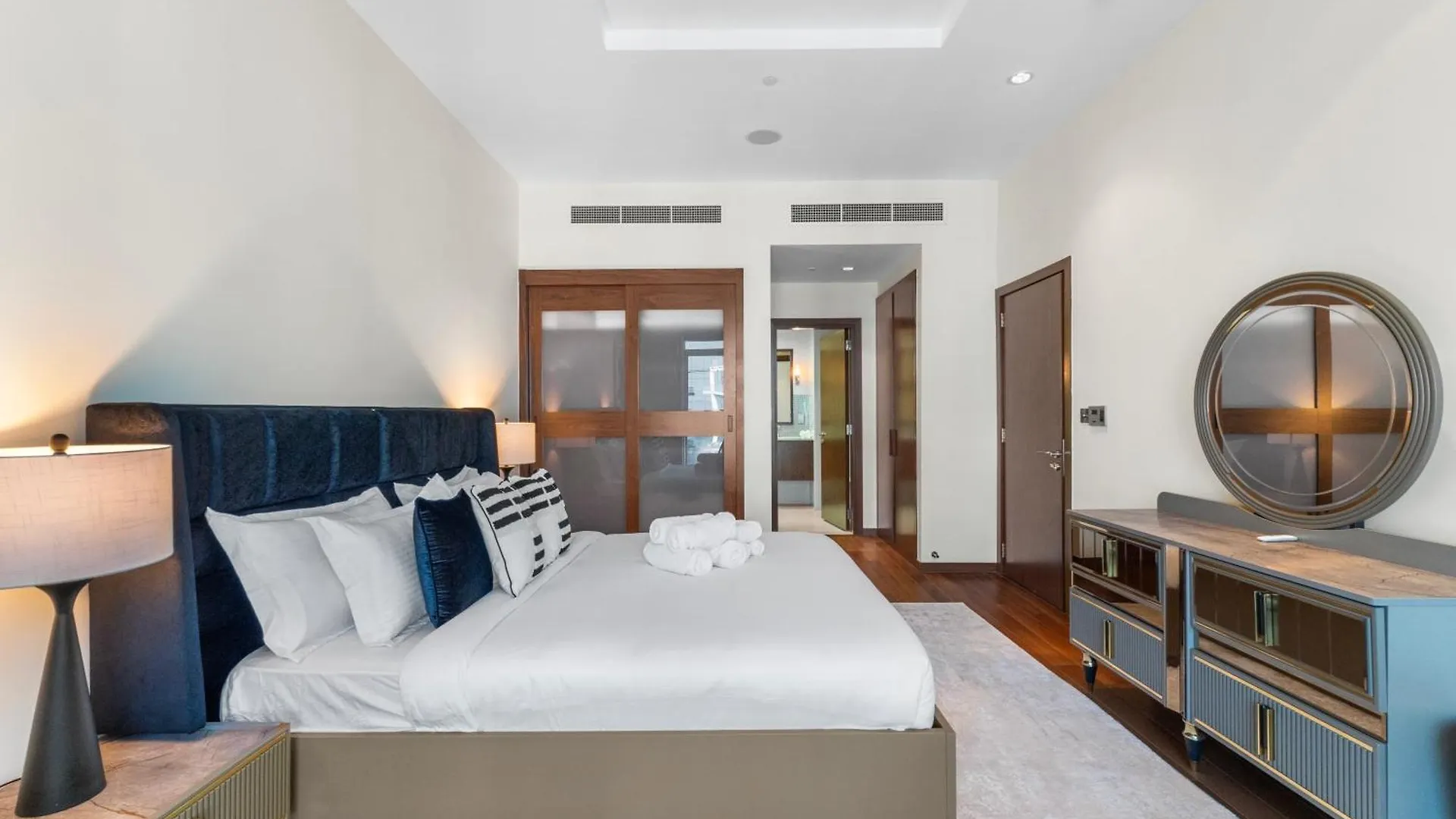 Waves - Palm Jumeirah Apt With Balcony & Beachfront Views Dubai Apartment